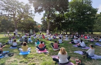 Participacion entusiasta en el segundo evento preliminar que se realizo el sabado 8 de junio de 2024 en el Parque Generalisimo Francisco de Miranda (Parque del Este) en Caracas, organizado en colaboracion con la Escuela de Valores Divinos en Caracas, con motivo del proximo Dia Internacional del Yoga.